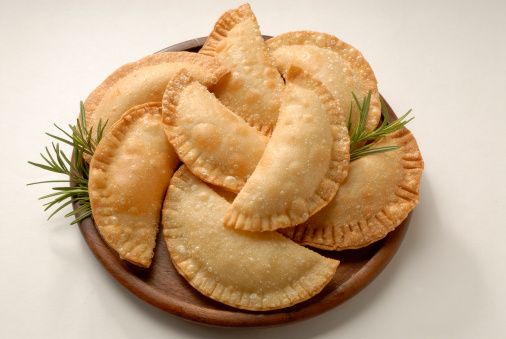 Empanadillas de queso de cabra y sobrasada.